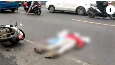 Korban meninggal akibat kecelakaan masih tergeletak di jalan sebelum dievakuasi petugas. (Foto: IST)