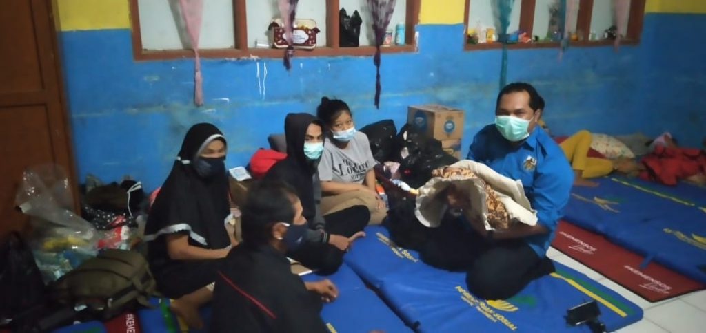 Wakil Ketua DPD KNPI Sumedang, Dodi Partawijaya menggendong bayi yang ada di tenda pengungsian korban longsor Dusun Bojongkondang Desa Cihanjuang Kecamatan Cimanggung. (Foto: IST)