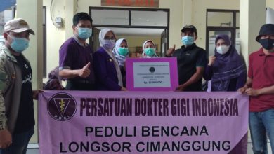 Simbolis penyerahan bantuan dan donasi untuk korban longsor Cimanggung Kabupaten Sumedang dari PDGI yang keempat kalinya. (Foto: IST)