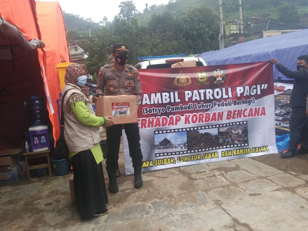 Perwakilan alumni Akpol Angkatan 2016 yang juga Kanit Regident Polres Garut, Iptu Trias menyalurkan bantuan di Posko pengungsi taman burung SBG Desa Cihanjuang Kecamatan Cimanggung Kabupaten Sumedang, Selasa (26/1/2021). (Foto: Fajarnusantara.com)