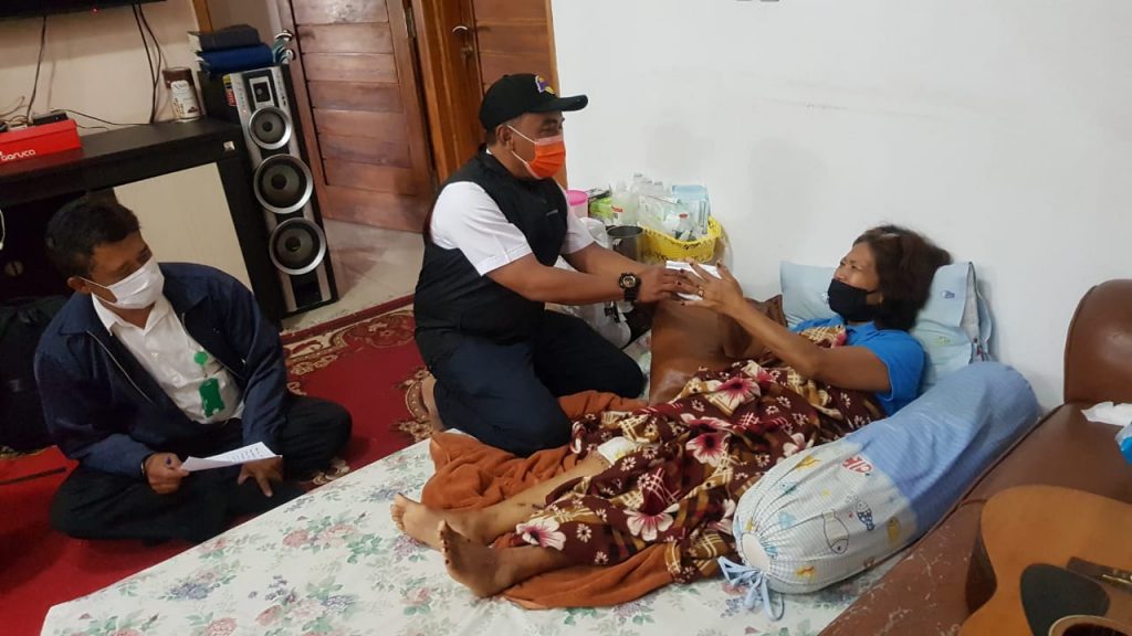 Forkopimcam Cimanggung menyambangi Edinar Nababan salahsatu korban longsor yang sebelumnya tak terdata sehingga diberi bantuan, Rabu (27/1/2021). (Foto: Fajarnusantara)