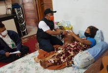 Forkopimcam Cimanggung menyambangi Edinar Nababan salahsatu korban longsor yang sebelumnya tak terdata sehingga diberi bantuan, Rabu (27/1/2021). (Foto: Fajarnusantara)