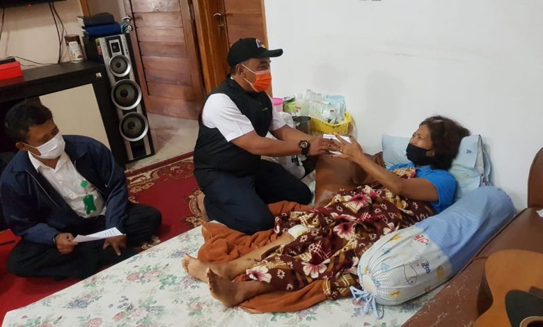 Forkopimcam Cimanggung menyambangi Edinar Nababan salahsatu korban longsor yang sebelumnya tak terdata sehingga diberi bantuan, Rabu (27/1/2021). (Foto: Fajarnusantara)