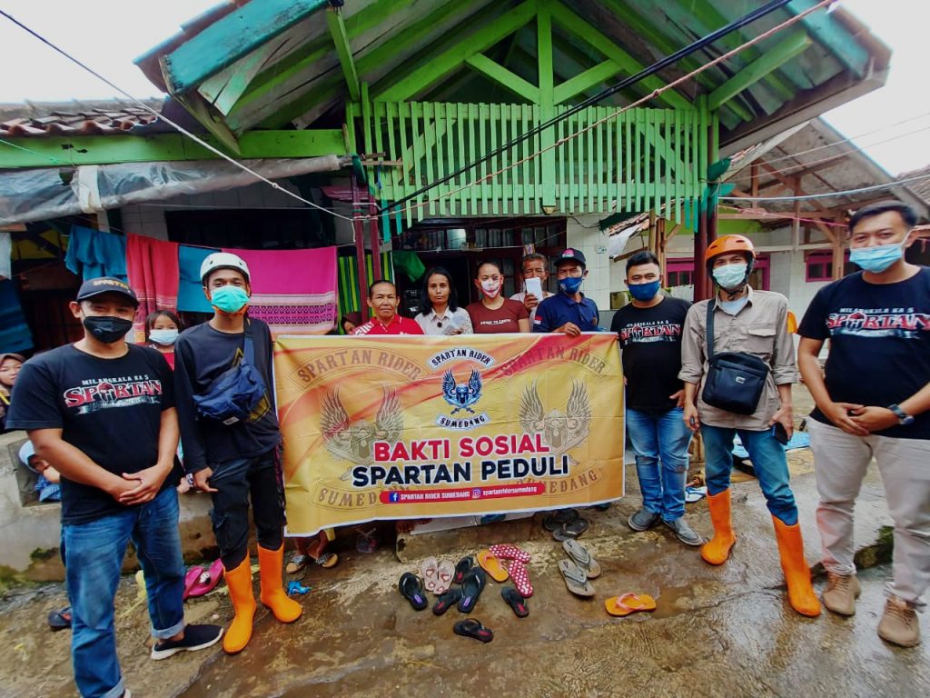 Sejumlah anggota Spartan Rider Sumedang foto bersama usai menyalurkan bantuan untuk korban longsor Cimanggung, Kamis (28/1/2021). (Foto: IST)