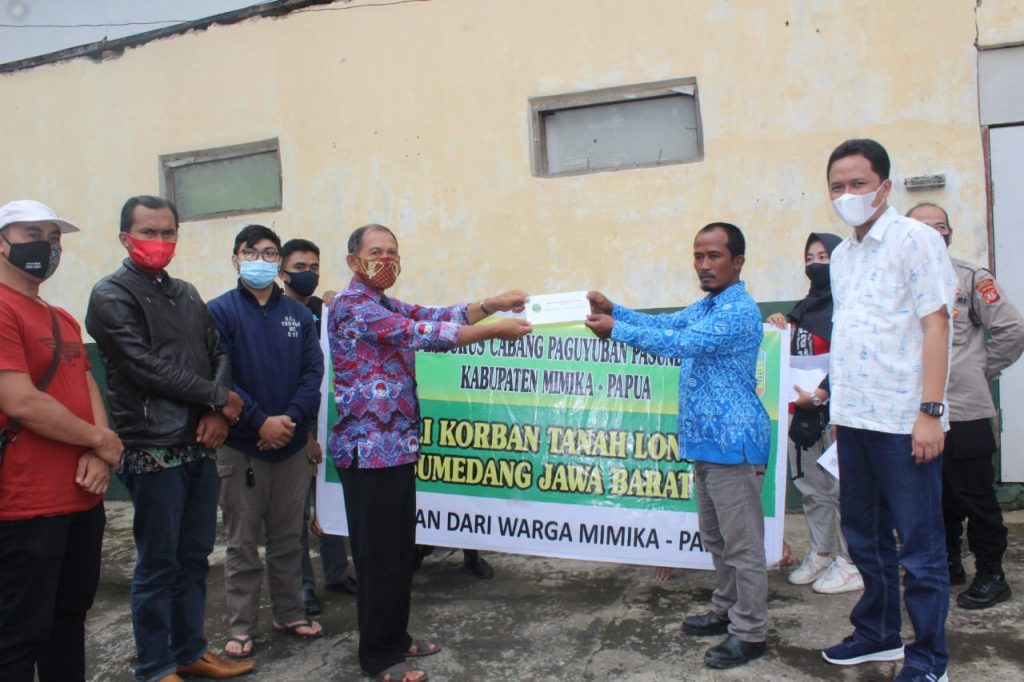 Warga Paguyuban Pasundan Kabupaten Mimika Papua dan KKJB salurkan donasi untuk korban longsor Cimanggung, Sumedang, Jawa Barat, Sabtu (30/1/2021). (Foto: IST)