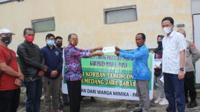 Warga Paguyuban Pasundan Kabupaten Mimika Papua dan KKJB salurkan donasi untuk korban longsor Cimanggung, Sumedang, Jawa Barat, Sabtu (30/1/2021). (Foto: IST)