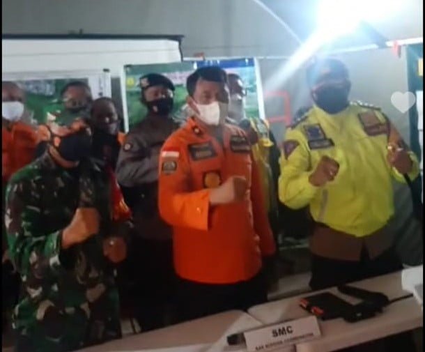 Kepala Kantor SAR Basarnas Bandung, Deden Ridwansah memimpin konferensi pers mengenai ditemukannya semua korban longsor Sumedang, Senin (18/1/2021) malam. (Foto: tangkap layar/IG Polres Sumedang)