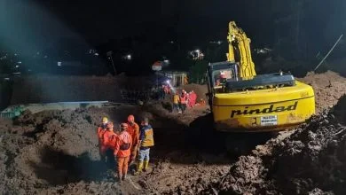 Tim SAR menggunakan alat berat terus melakukan pencarian korban longsor di Dusun Bojong Kondang Desa Cihanjuang Kecamatan Cimanggung Kabupaten Sumedang Provinsi Jawa Barat hingga Senin (11/1/2021) malam tadi. (Foto: Istimewa)