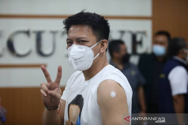 Ariel NOAH ikut disuntik vaksin covid-19 di Bandung, Kamis (14/1/2021). (Foto: Antaranews.com)
