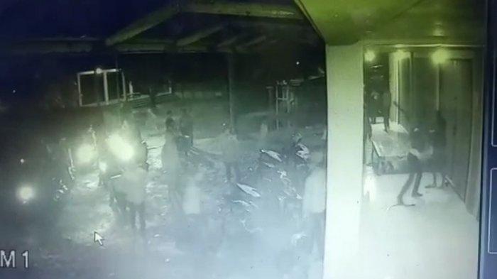 Berikut ini tangkap layar dari kamera CCTV atas adanya pembacokan yang terjadi di Sukabumi pada malam tahun baru. (Foto: IST)