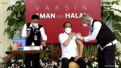 Presiden Joko Widodo menjadi orang pertama yang disuntik vaksin covid-19 dari sinovac, Rabu (13/1/2021). (Foto: tangkap layar Youtube Sekretariat Presiden)