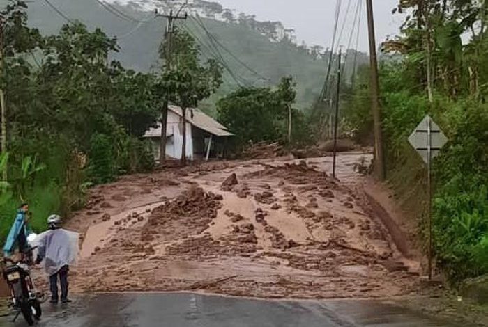 Jalan alternatif Garut-Bandung via Cijapati di Kampung Cikedokan Desa Rancasalak Kecamatan Kadungora tertutup longsor yang terjadi senin (11/1/2021) sore tadi sekitar pukul 17.00 WIB. (Foto: IST)