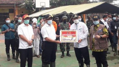 Menko PMK, Muhadjir Effendy, menyerahkan bantuan di Posko Bencana Longsor Cimanggung, Kamis (14/1/2021). (Foto: Tribunnews.com)