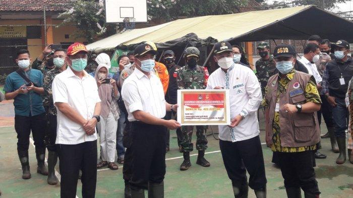 Menko PMK, Muhadjir Effendy, menyerahkan bantuan di Posko Bencana Longsor Cimanggung, Kamis (14/1/2021). (Foto: Tribunnews.com)