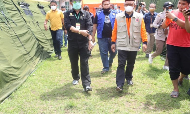Mentan Syahrul Yasin Limpo didampingi Gubernur Sulawesi Barat memantau proses penanganan sekaligus menyerahkan bantuan secara simbolis kepada korban bencana gempa bumi di Mamuju, Sabtu (23/1/2021). (Foto: Humas Kementan)
