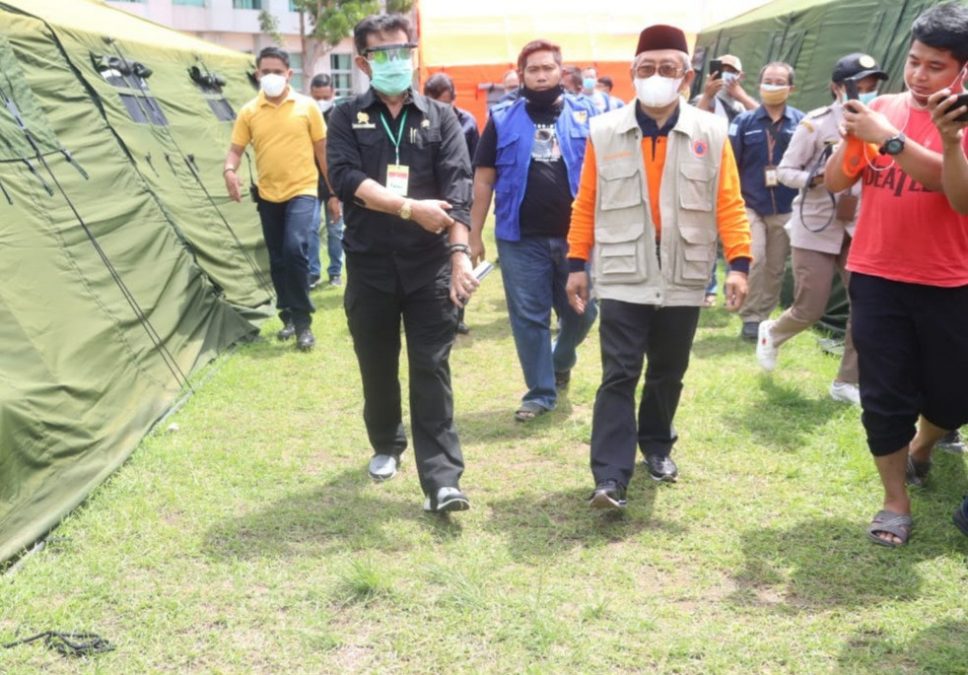 Mentan Syahrul Yasin Limpo didampingi Gubernur Sulawesi Barat memantau proses penanganan sekaligus menyerahkan bantuan secara simbolis kepada korban bencana gempa bumi di Mamuju, Sabtu (23/1/2021). (Foto: Humas Kementan)