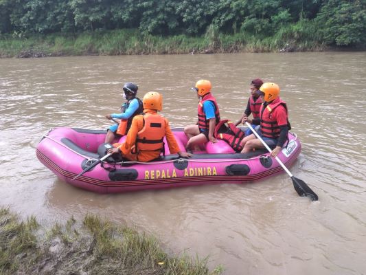 Tim SAR terus melakukan pencarian korban tenggelam di Sungai Cimanuk. (Foto: dok/Basarnas Bandung)