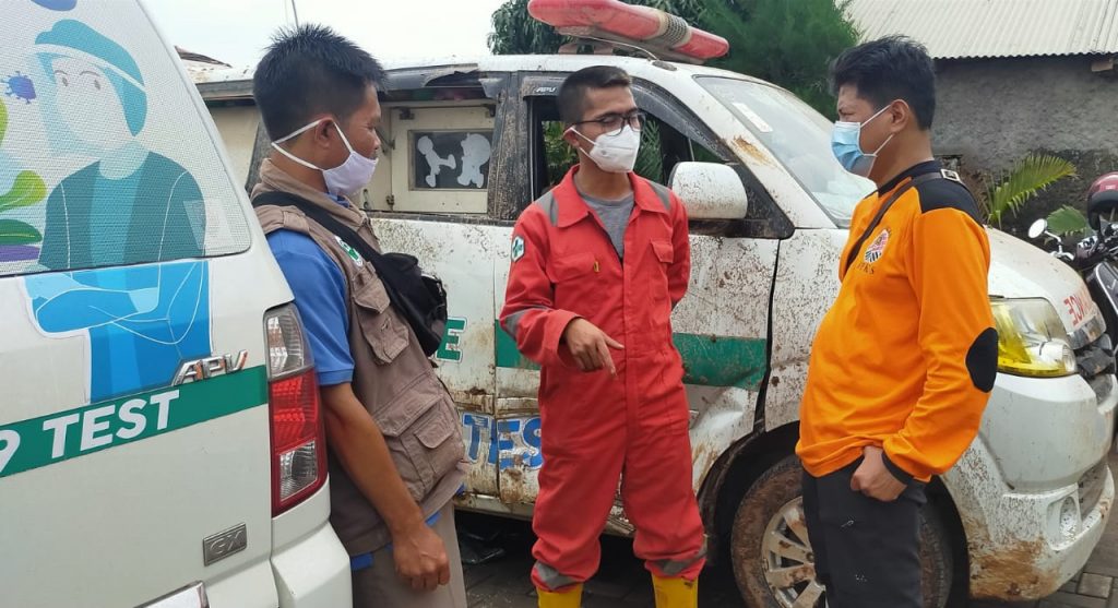 drg. Rhmat Juliadi, M.H.Kes saat melakukan kordinasi di lokasi bencana Cimanggung, Minggu (10/1)