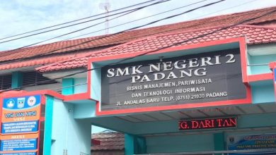 Aturan pengunaan jilbab bagi siswi non-muslim di SMKN 2 Padang Sumatera Barat masih menjadi sorotan publik. (Foto: Republika)