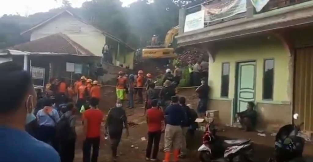 Proses evakuasi korban longsor di Dusun Bojongkondang Desa Cihanjuang Kecamatan Cimanggung, Minggu (10/1)