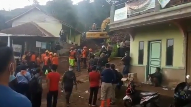 Proses evakuasi korban longsor di Dusun Bojongkondang Desa Cihanjuang Kecamatan Cimanggung, Minggu (10/1)