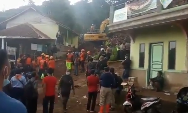 Proses evakuasi korban longsor di Dusun Bojongkondang Desa Cihanjuang Kecamatan Cimanggung, Minggu (10/1)