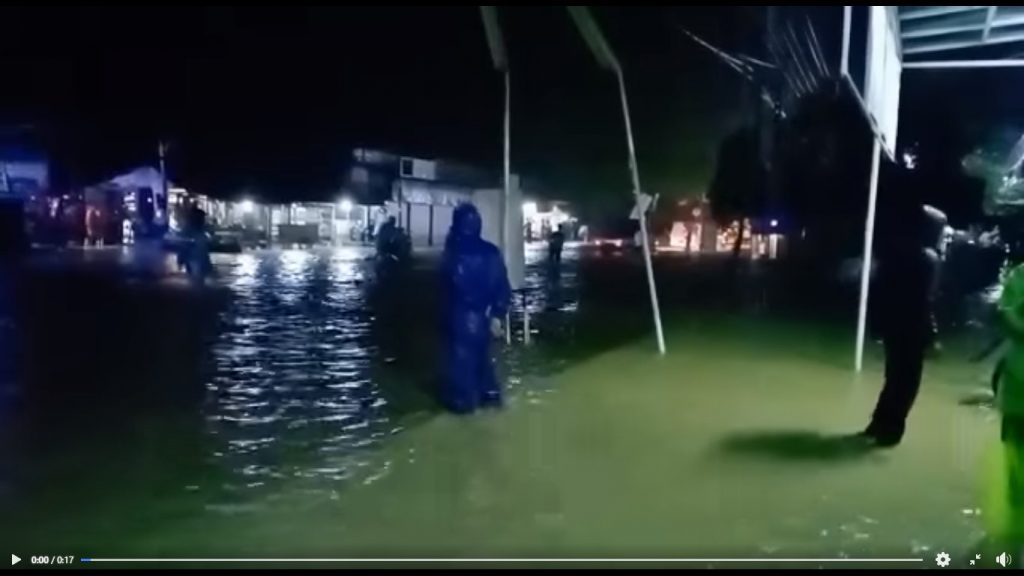 Banjir nampak merendam akses jalan yang ada di wilayah Kecamatan Tomo Kabupaten Sumedang, Minggu (7/2/2021) malam. (Foto: tangkap layar/facebook Sekretariat Kecamatan Tomo)