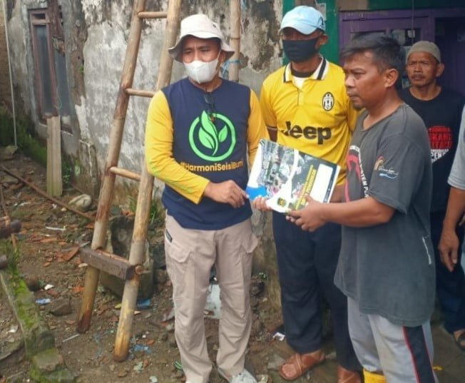 Kepala Dinas Pendidikan Purwakarta, Dr Purwanto (kiri) menyalurkan bantuan rehab rumah untuk penjaga SMPN 6 Purwakarta, kemarin (5/2/2021). (Foto: Dok/Disdik Purwakarta)