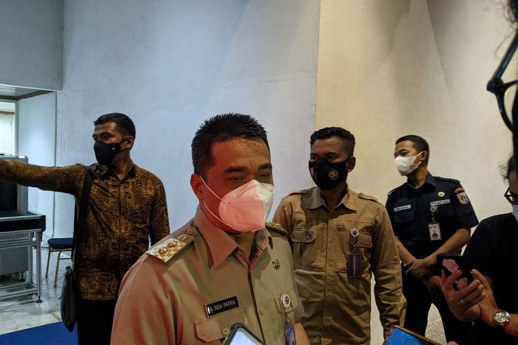 Wakil Gubernur DKI Jakarta, Ahmad Riza Patria diwawancara wartawan beberapa waktu lalu. (Foto: dok/Kompas.com)