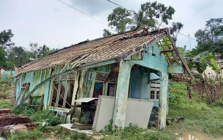 Salahsatu rumah rusak akibat pergerakan tanah di Kampung Jampang Cikoneng, Desa Sudamanik, Kecamatan Cimarga Kabupaten Lebak Provinsi Banten. (Foto: Kompas.com)