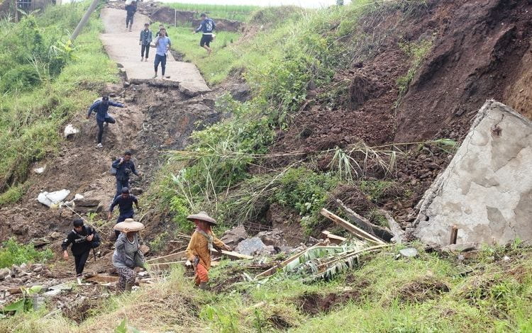 Kondisi jalan di Desa Batulawang Kecamatan Cipanas Kabupaten Cianjur, terputus akibat pergerakan tanah. (Foto: Kompas.com)