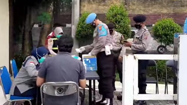 100 anggota Polres Sumedang menjalani tes urine. (Foto: Tangkap Layar/IG Polres Sumedang)