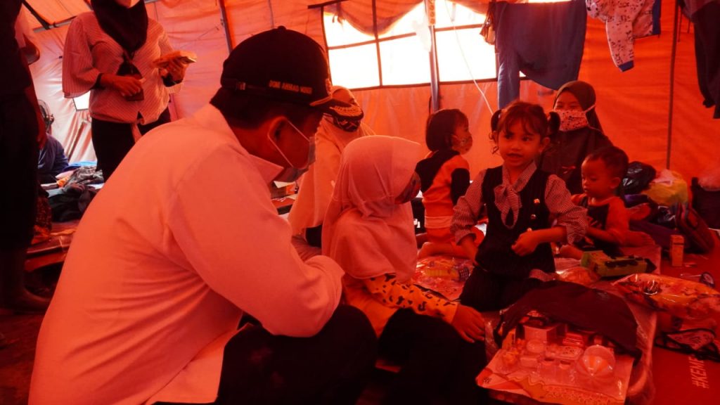Bupati Sumedang H Dony Ahmad Munir saat meninjau para korban di posko pengungsian sebelum tempati huntara, baru-baru ini. (Foto: Dok/Humas Pemkab Sumedang)
