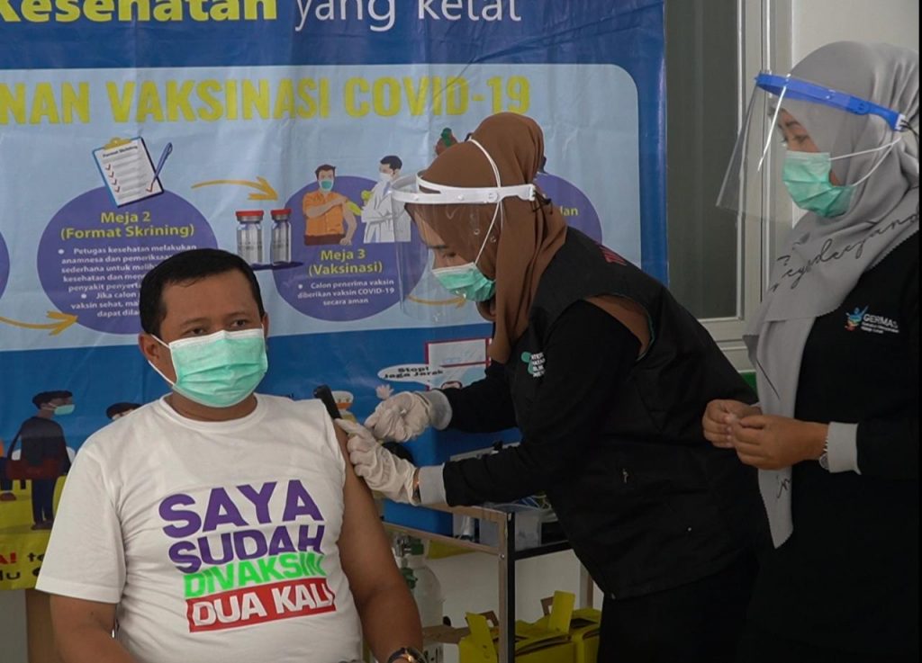 Bupati Sumedang, H Dony Ahmad Munir saat menjalani suntik vaksin covid-19, beberapa waktu lalu. (Foto: dok/Humas Pemkab Sumedang)