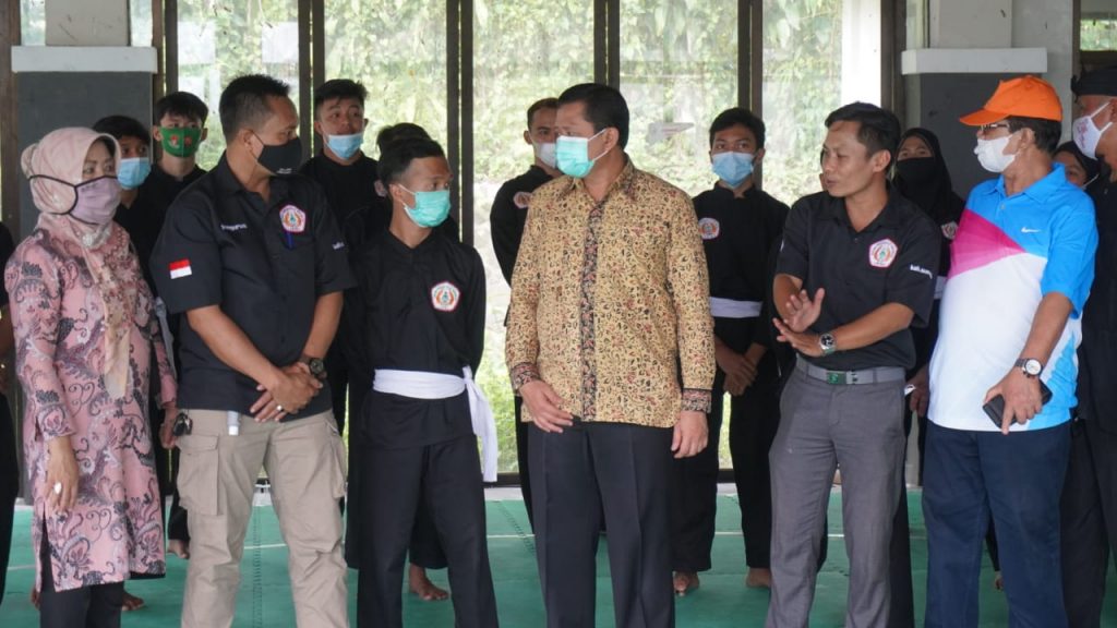 Bupati Sumedang H Dony Ahmad Munir meninjau latihan para atlet di Komplek Sport Center Cigugur, Minggu (28/2/2021). (Foto: Humas Pemkab Sumedang)