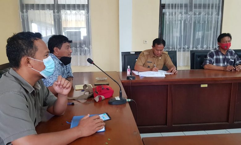 Anggota DPRD Kabupaten Sumedang dari Fraksi PKS, Deni Agus Setiawan, S.T dan yang lainnya membahas terkait pengelolaan sampah di TPPAS Legok Nangka, Senin (1/2/2021). (Foto: IST)