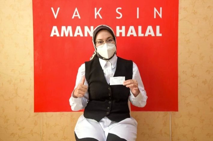 Bupati Purwakarta, Anne Ratna Mustika usai disuntik vaksin Covid-19, Kamis (4/2/2021). (Foto: IST)