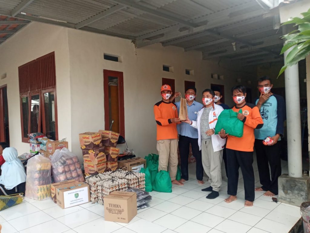 Kang RinSo ikut menyalurkan bantuan untuk korban banjir di Subang, Jawa Barat, baru-baru ini. (Foto: Istimewa)