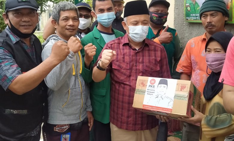Anggota DPR RI Komisi VIII, K.H. Nurhasan Zaidi, S.Sos.I., menyalurkan bantun disela peninjauan wilayah terdampak banjir di Subang, Jawa Barat. (Foto: Fajarnusantara.com)