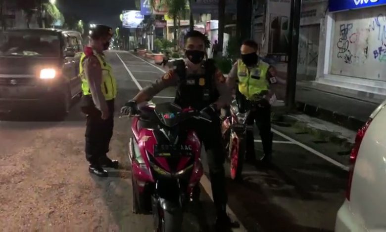 Petugas kepolisian mengamankan sejumlah sepeda motor yang menggunakan knalpot bising yang diduga dipakai untuk balapan liar pada Senin (15/2/2021) malam. (Foto: Istimewa)