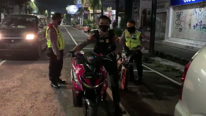 Petugas kepolisian mengamankan sejumlah sepeda motor yang menggunakan knalpot bising yang diduga dipakai untuk balapan liar pada Senin (15/2/2021) malam. (Foto: Istimewa)