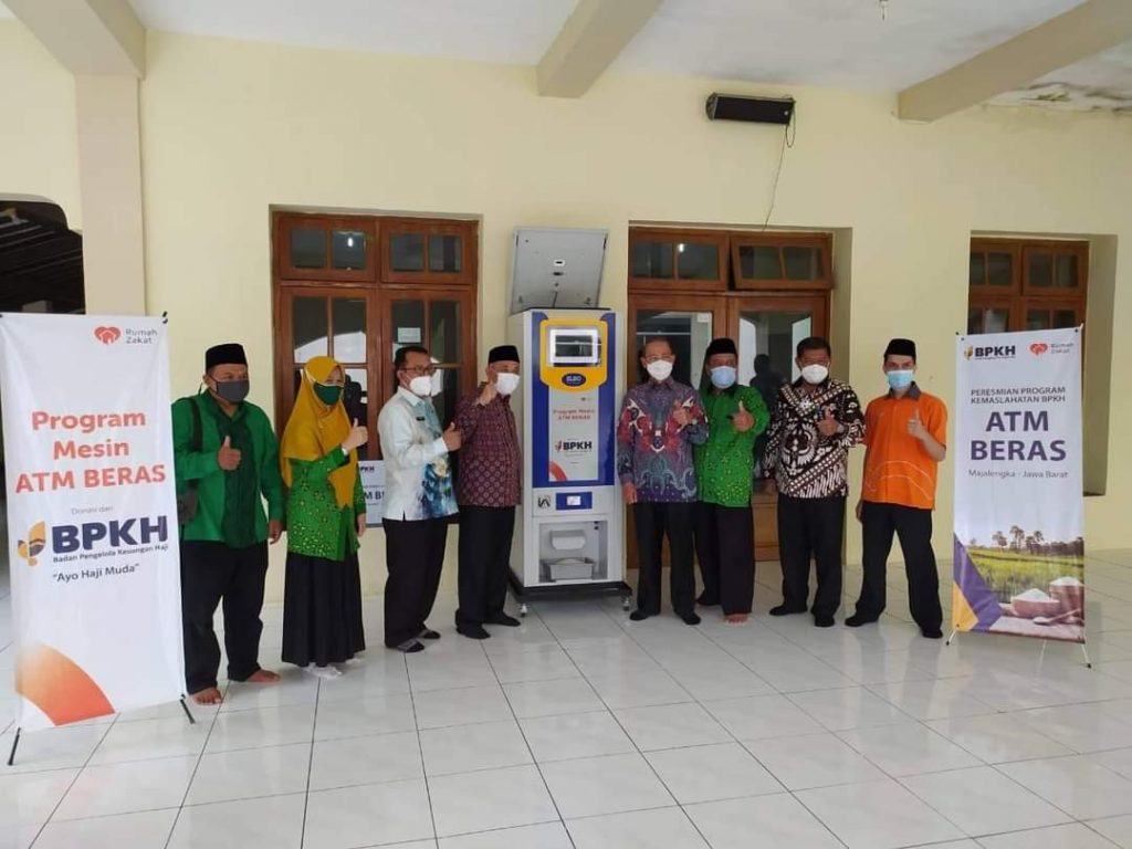 Peresmian Program Kemaslahatan BPKH berupa pemasangan Instalasi ATM Beras di Masjid Pusaka Perguruan Darul Uluum PUI Majalengka, Kamis (18/2/2021). (Foto: Fajarnusantara)