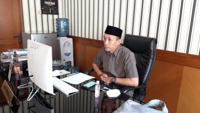 Wakil Ketua DPRD Kabupaten Sumedang, Jajang Heryana, S.E melakukan Zoom Meeting di Ruang Kerjanya, Senin (22/2/2021). (Foto: Humpro DPRD Sumedang)