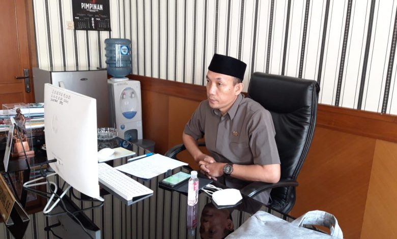 Wakil Ketua DPRD Kabupaten Sumedang, Jajang Heryana, S.E melakukan Zoom Meeting di Ruang Kerjanya, Senin (22/2/2021). (Foto: Humpro DPRD Sumedang)