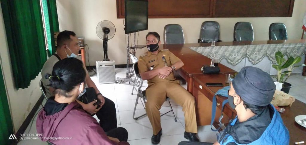 Camat Paseh, Beni Satriaji, S. Sos, menerima sowan perwakilan FPKT Kecamatan Paseh, Selasa (23/2/2021). (Foto: Fajarnusantara.com)