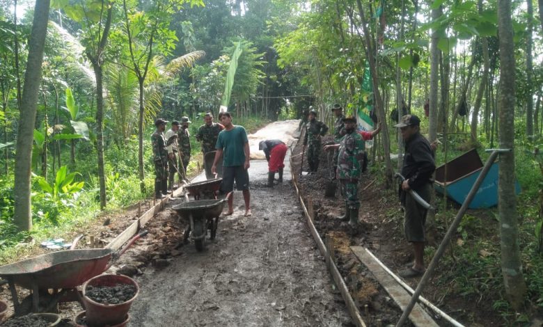 Dalam rangka Pra TMMD ke-110 Kodim 0610/ Sumedang di Dusun Cilutung Desa Kertamukti Kecamatan Tanjungmedar, dilakukan pengecoran jalan, Minggu (28/2/2021). (Foto: Istimewa)