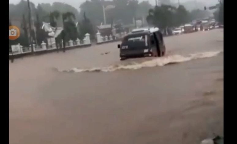 Sebuah angkot terlihat menerobos banjir yang terjadi di Jatinangor, Sumedang. (Foto: Tangkap Layar)