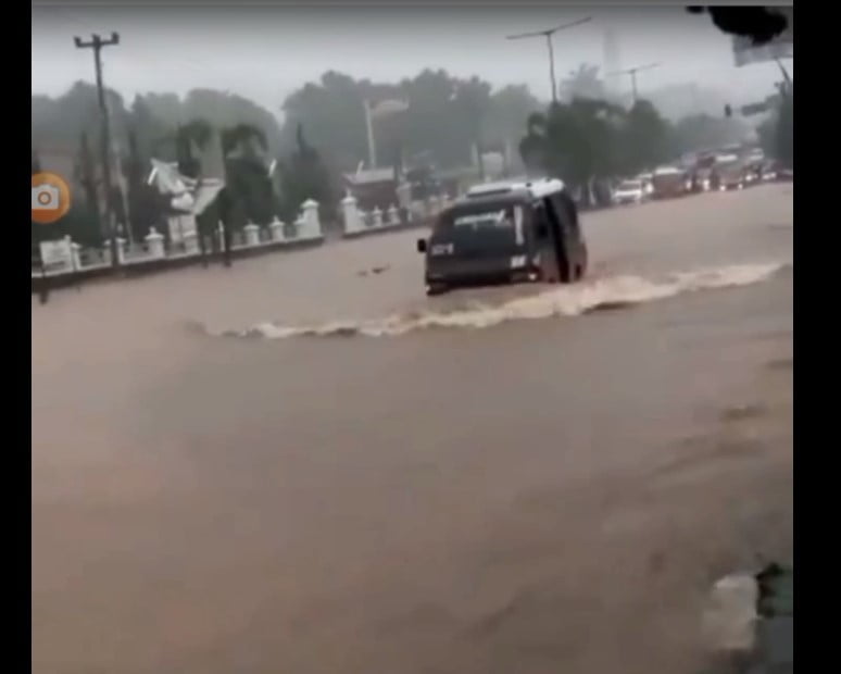 Sebuah angkot terlihat menerobos banjir yang terjadi di Jatinangor, Sumedang. (Foto: Tangkap Layar)