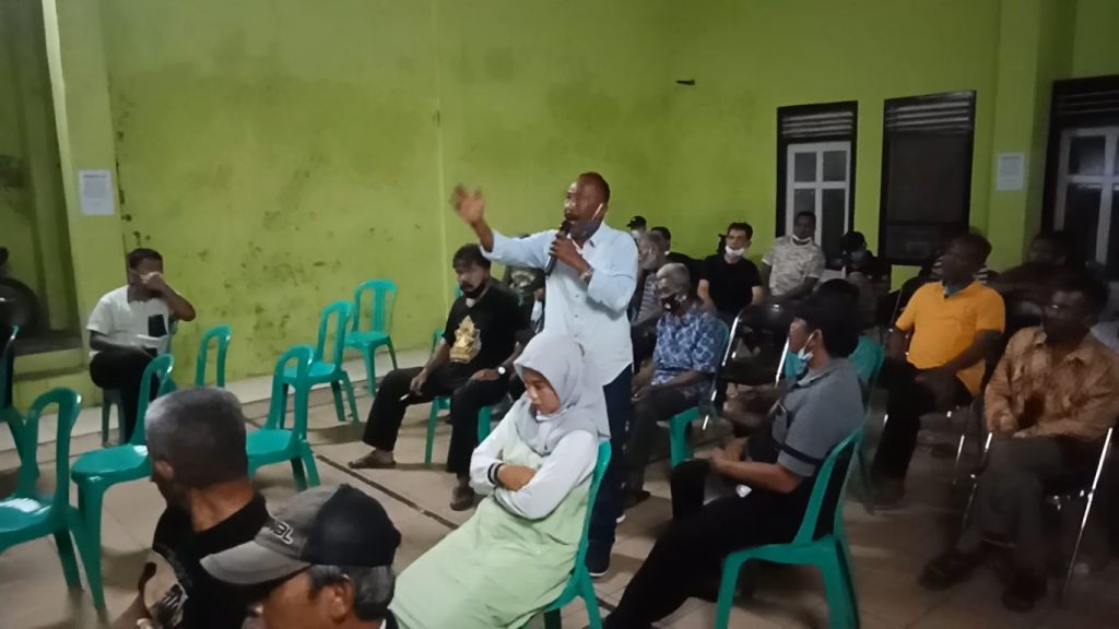 Warga Desa Cilangkap Kecamatan Buahdua Kabupaten Sumedang menyampaikan aspirasi penolakan rencana Geothermal Gunung Tampomas, Senin (22/3/2021). (Foto: Fajarnusantara.com)