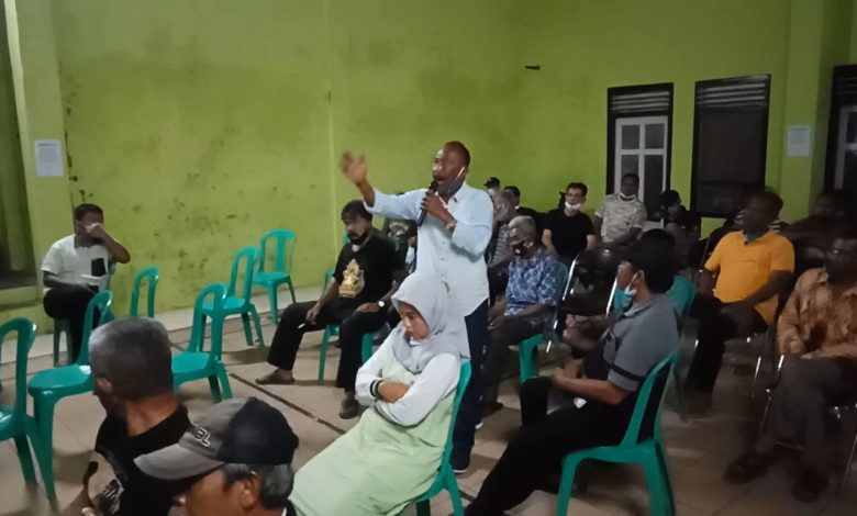 Warga Desa Cilangkap Kecamatan Buahdua Kabupaten Sumedang menyampaikan aspirasi penolakan rencana Geothermal Gunung Tampomas, Senin (22/3/2021). (Foto: Fajarnusantara.com)